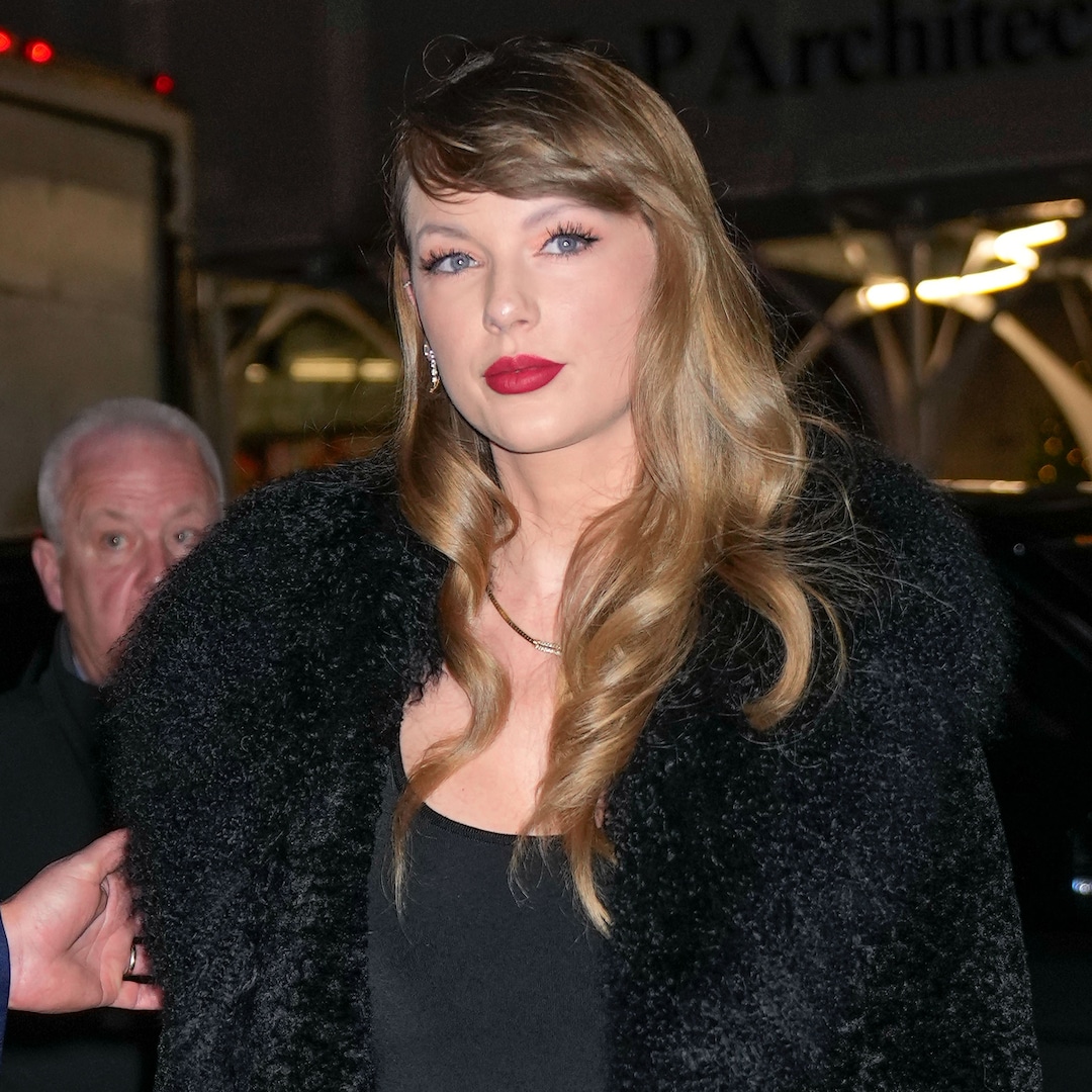 Why Taylor Swift Needs A Friendship Bracelet For Supporting Emma Stone why-taylor-swift-needs-a-friendship-bracelet-for-supporting-emma-stone